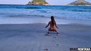 Preview 1 of Candid Pussy Slip Bikini Spy - Gostosa encontrou dois pirocudos na praia e chamou os dois pra foder no pelo