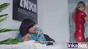 Preview 1 of Collecting Pussy Juice - Chaparro peruano seduce y enga&ntilde_a a masajista rusa para follarla por el ano