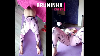 Preview 3 of Xnxx Gh - Fitness safada fazendo yoga com legging socada