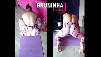 Preview 1 of Xnxx Gh - Fitness safada fazendo yoga com legging socada