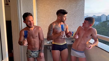 Preview 1 of Raylene Clips - Eu e Dois Amigos come&ccedil_ando a Broderagem Parte 1