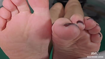 Preview 4 of Bf Video Mmm Com - Goddess Beautiful Wrinkled Soles Teasing And Toe Wiggling In The Bathtub