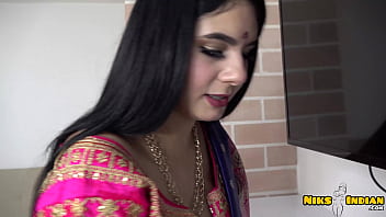 Preview 1 of Bath Share Sister Brither - बड़े चूचों वाली भाभी माँ की साड़ी ब्लाउज उतारकर देवर ने खूब चोदा