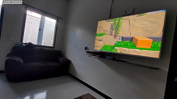 Preview 3 of Youporm Stem Mom - Jogando videogame sentado nas pernas so queria zerar o jogo e nem viu o tamanho que ta a madeira