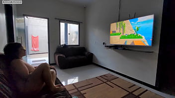 Preview 1 of Youporm Stem Mom - Jogando videogame sentado nas pernas so queria zerar o jogo e nem viu o tamanho que ta a madeira
