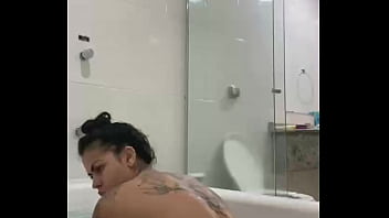 Preview 2 of Sury Sadai 9 De Abril 2018 Hd - Bia Hot Morena safada se masturbando com jato da banheira
