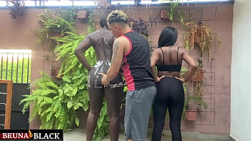 Preview 4 of Uncle Cums In Niece Pussy - Negras taradas seduzir personal trainer particular que n&atilde_o resiste e fode as duas safada no pelo.