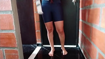 Preview 1 of Xxx Host - Hermanastra con medias y short es follada en la cama bien rico con su gran trasero,  Video casero