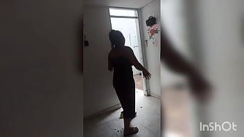 Preview 3 of Baby Sex Force - Keilimar limpia la casa mientras su novio aburrido la intenta convencer de chuparle la polla pero al final sucede una locura