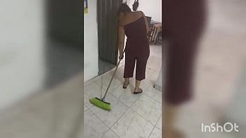 Preview 4 of Baby Sex Force - Keilimar limpia la casa mientras su novio aburrido la intenta convencer de chuparle la polla pero al final sucede una locura