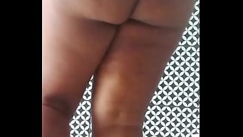 Preview 4 of Lanny Barbie Heaven - Dona de casa crente da bunda gigante lavando o banheiro pelada