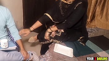 Preview 2 of Xx Xideo - Chaachi Ko Collage Mein Pad Rahe Bhateeje Ne Chod Diya Jab Chachu Ghar Pe Nahi The