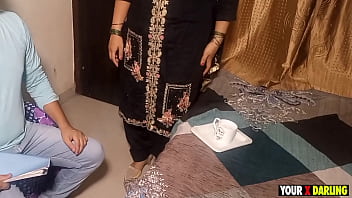 Preview 1 of Xx Xideo - Chaachi Ko Collage Mein Pad Rahe Bhateeje Ne Chod Diya Jab Chachu Ghar Pe Nahi The