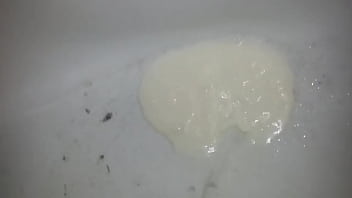 Preview 2 of Sex Am Beach - Milch pissen ins Waschbecken