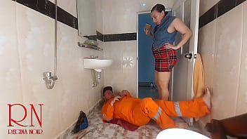 Preview 3 of Yas Pon Plaz Com - Housewife without panties seduces plumber. s1