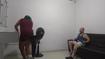 Preview 1 of Messy Pants - me excito mientras miro a la sirvienta haciendo aseo,  le ofrezco un detalle para que me chupe el pene