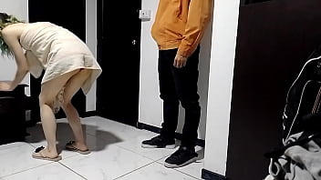 Preview 1 of Virgin Purnhub - Freshly bathed I receive the delivery man and I receive him in panties so he can fuck me,  we do the 69 standing up!!!