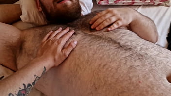 Preview 2 of Uncensored Teen Sex - Chup&aacute_ndole su polla gorda a oso peludo