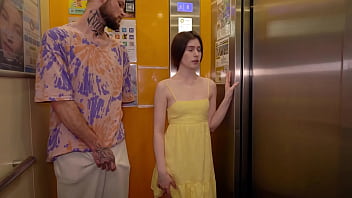 Preview 1 of Martubasi Mom - I CAUGHT A CUTE GIRL HOT PEARL NEAR THE ELEVATOR