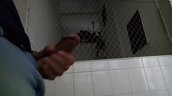 Preview 2 of Mira San Erza San Porn - Exibindo o pau na &aacute_rea de servi&ccedil_o para as vizinhas