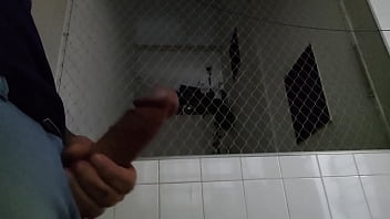 Preview 1 of Mira San Erza San Porn - Exibindo o pau na &aacute_rea de servi&ccedil_o para as vizinhas