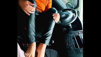 Preview 2 of Super Hot Xxnx - Chica taxista me la chupa por un masaje en los pies