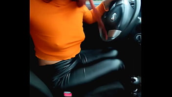 Preview 1 of Super Hot Xxnx - Chica taxista me la chupa por un masaje en los pies
