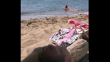 Preview 1 of Old Man Fuckiing A Teenage Girl - Esibizionismo in spiaggia seghe pompini