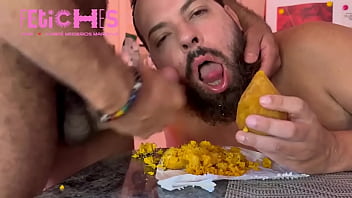 Preview 3 of Desi Masala Videos - COXINHA- garoto mama pau grosso enquanto come coxinha
