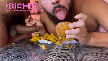 Preview 4 of Desi Masala Videos - COXINHA- garoto mama pau grosso enquanto come coxinha