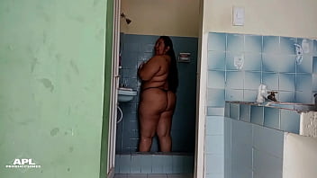 Preview 3 of Fashion Model Leaked - Disfruto de un rico ba&ntilde_o,  mientras mi hermanastro me observa por la puerta - Parte 1