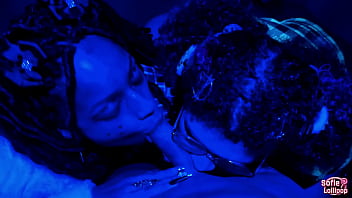 Preview 2 of Toobo Mom Sex - Sofie lollipop &amp_ Vicky M&eacute_nage dividindo a pica grossa do boy na balada at&eacute_ ele n&atilde_o aguentar mais