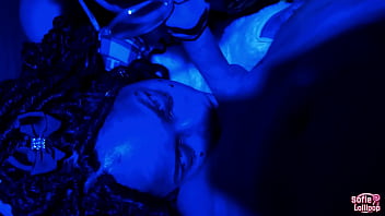Preview 1 of Toobo Mom Sex - Sofie lollipop &amp_ Vicky M&eacute_nage dividindo a pica grossa do boy na balada at&eacute_ ele n&atilde_o aguentar mais