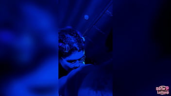 Preview 4 of Toobo Mom Sex - Sofie lollipop &amp_ Vicky M&eacute_nage dividindo a pica grossa do boy na balada at&eacute_ ele n&atilde_o aguentar mais