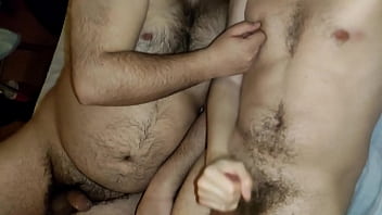 Preview 4 of Desi Boobs Milk Videos - Osos peludos se chupan las pollas y se masturban hasta correrse