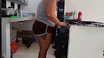 Preview 2 of 19 Black - Latina gordita con culo grande le gusta que la mire el viejo de su padrastro mientras limpia la casa