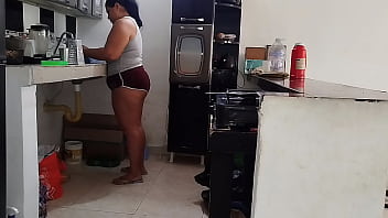 Preview 3 of 19 Black - Latina gordita con culo grande le gusta que la mire el viejo de su padrastro mientras limpia la casa