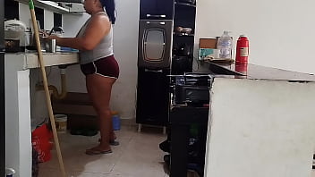 Preview 4 of 19 Black - Latina gordita con culo grande le gusta que la mire el viejo de su padrastro mientras limpia la casa