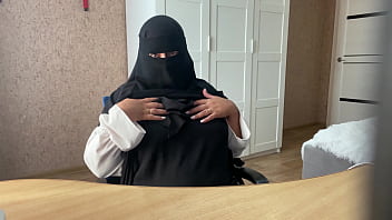 Preview 1 of Skinny Nee - Arab MILF masturbates herself live on web chat