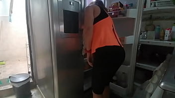 Preview 1 of Suwagrat Indiya - Acomodando el mercado,  agarra un pepino y recuerda mi gran polla,  me pide que la saque para darle una buena mamadaSettling the market,  he grabs a cucumber and remembers my big cock,  he asks me to pull it out to give him a good blowjob