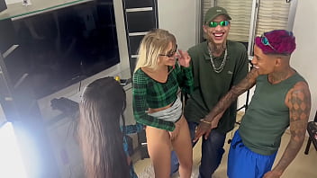 Preview 1 of Pornographie Xxl - Novinhas fazendo trocas de casais pela primeira vez (v&iacute_deo completo no Share e no Red)