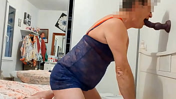 Preview 3 of Ann Angel Masturbate - &Agrave_ genoux devant un bon gode