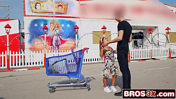 Preview 1 of Gai Dam4 - Very Short Spanish Hottie Takes On Tall Guy&#039_s Big Dick In Public