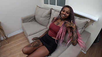 Preview 1 of Kon Sis Fauk - Preta tatuada do bucet&atilde_o leva no c&uacute_ pela primeira vez em Pov - Sophia Chocolate