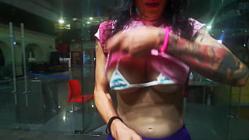 Preview 2 of Girls Sexey Dog Video Local Xxx - Mega tetona trans exhibiendose en la plaza