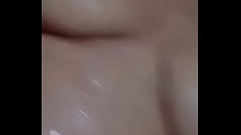 Preview 1 of Bhabi Or Vo - Novinha se masturbando no banho