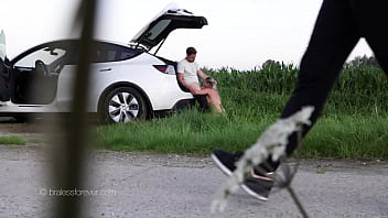 Preview 1 of Sexo Entre Nicon Mamios - Caught giving a blowjob on the path