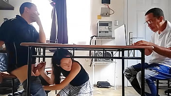 Preview 3 of Xxx Gawthe - Mientras el cornudo hace los c&aacute_lculos,  su esposa infiel drena el semen del contratista debajo de la mesa.