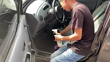 Preview 1 of Teen Inocent - me follo muy duro a la peque&ntilde_a lavadora de carros  antes de irle a pagar su trabajo