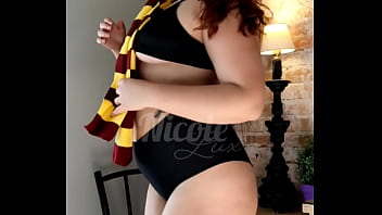 Preview 2 of Sekis Video Kilip Skachayt - Curvy little witch getting naked and showing off her pink pussy - nicolelux.com